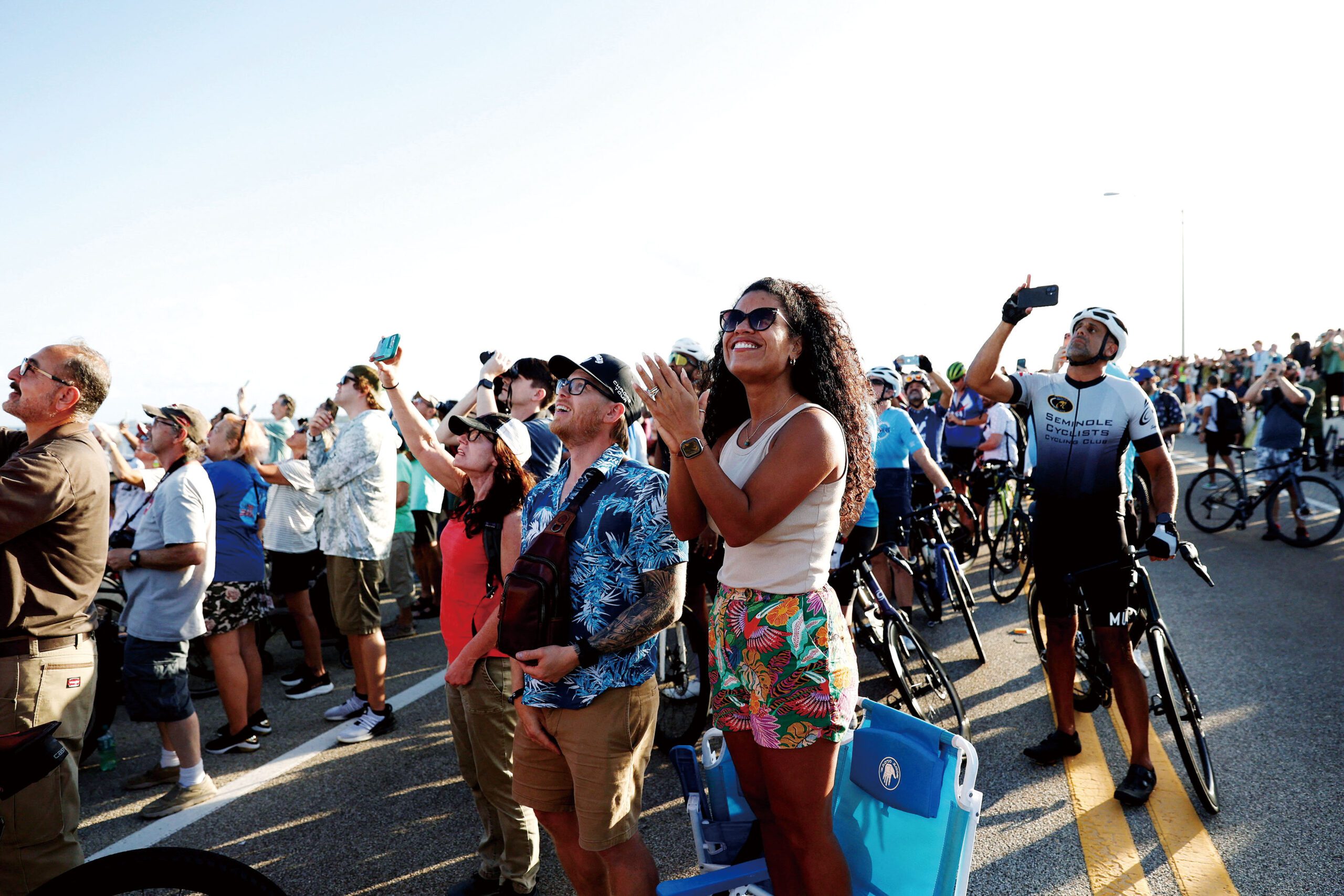 現場觀看的人們歡呼雀躍。路透社