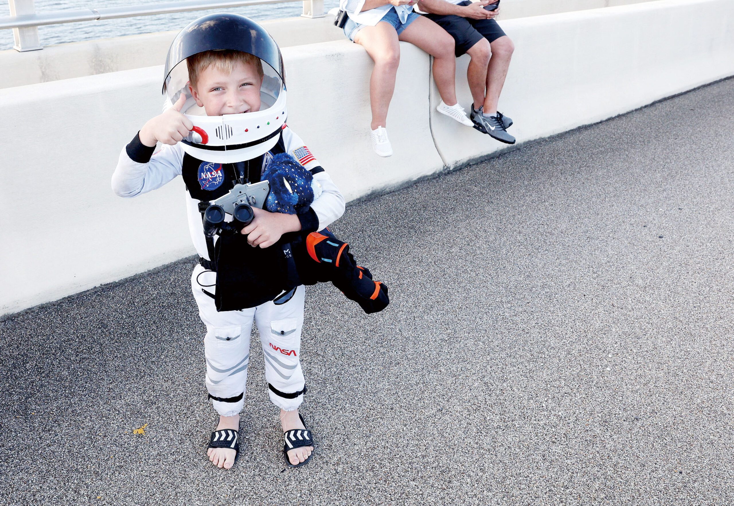 一名孩童為成功發射點讚。路透社