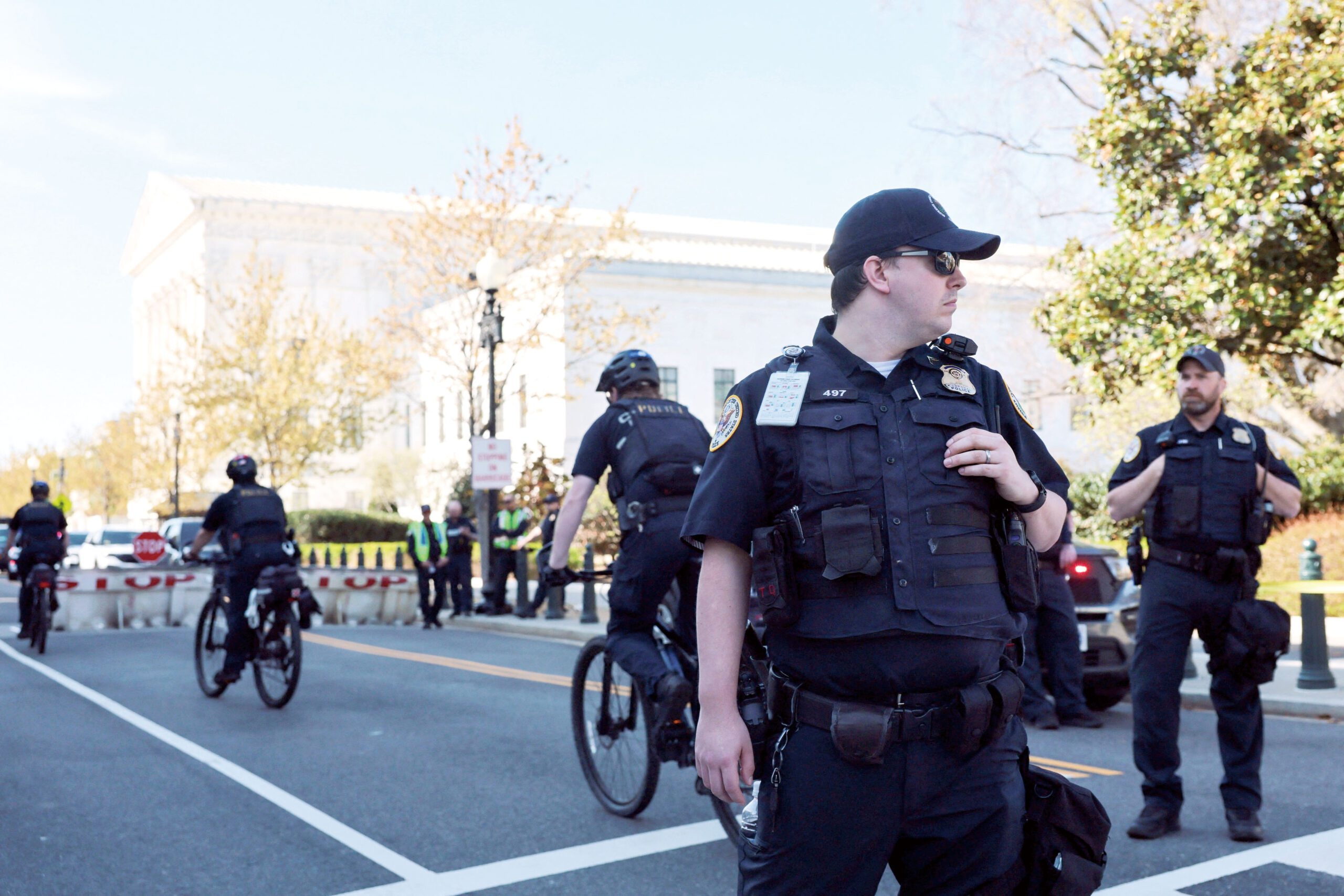 警員在法院大樓後方警戒。路透社