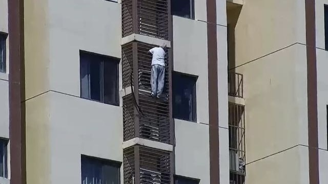 北京89歲獨居婦人反鎖房間後攀爬外牆 消防高空救援