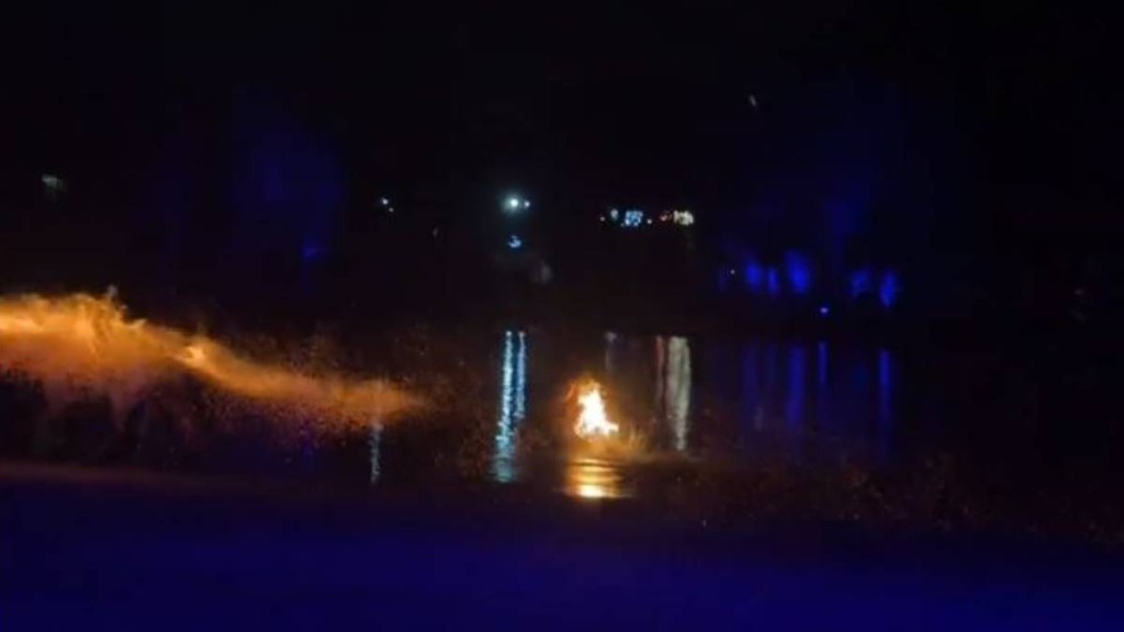 江蘇動物園火舞表演發生意外 女演員衣物著火後跳河自救