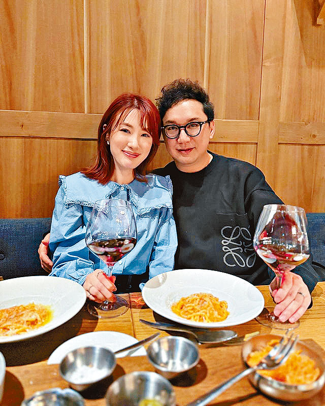 蔣家旻與周永基在2024年拉埋天窗,老公曾任TVB節目監製,後轉投HOY TV監製節目,如今亦已離職。