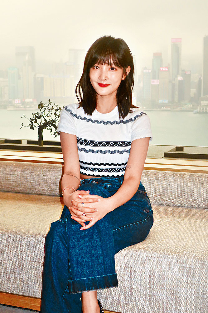 王淨搞笑地即場示範廣東話粗口。