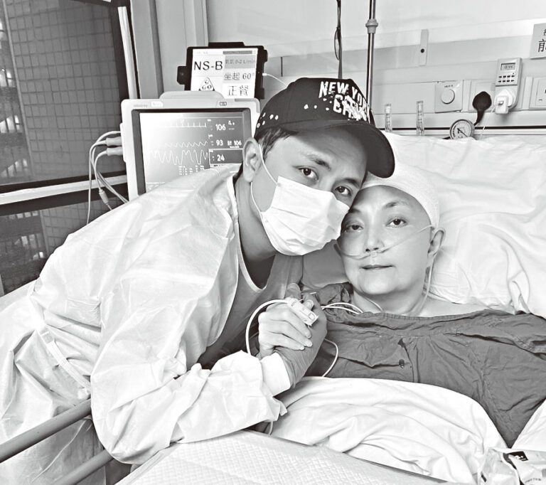 李泳豪分享與媽媽施明的黑白合照，回憶母子兩的相處點滴。