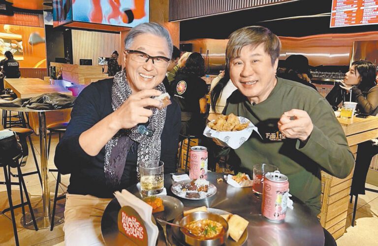 胡瓜（右）專訪老友王偉忠暢談往事。網上圖片