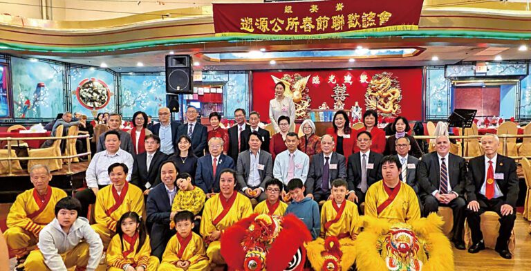 舞獅好手同職員及嘉賓們合影。 李強攝