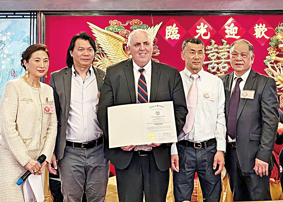 費連議員頒發嘉獎狀。