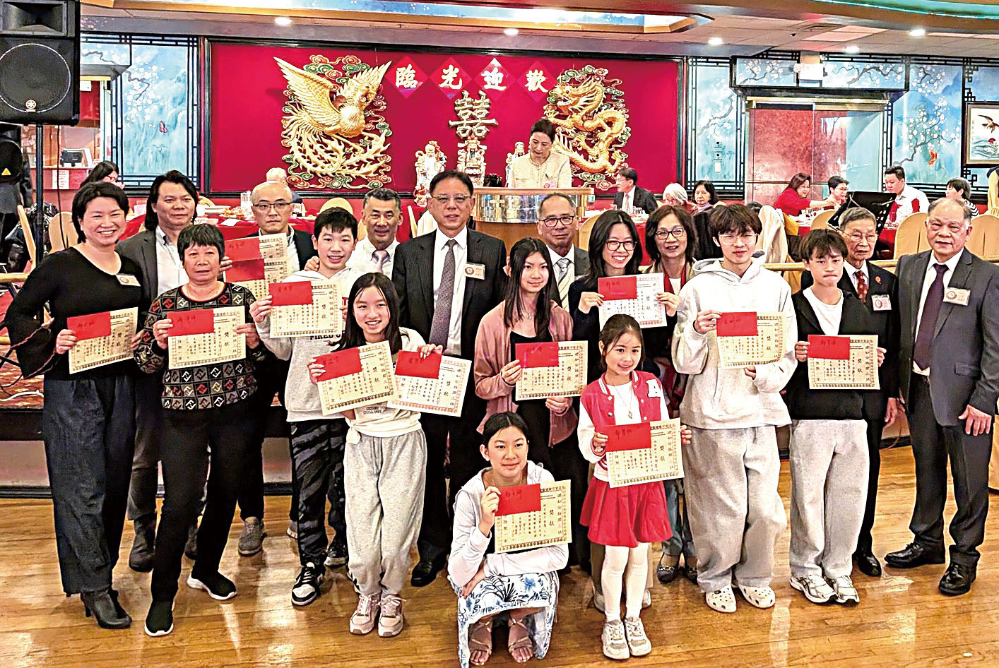 公所職員頒發獎學金。