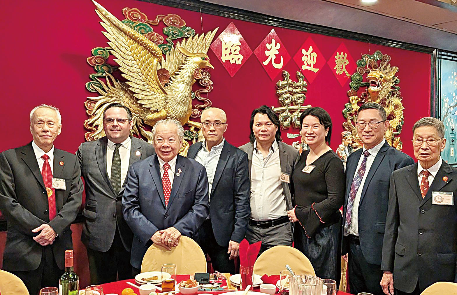 （左二起）柯林斯、黃子安同公所職員合影。