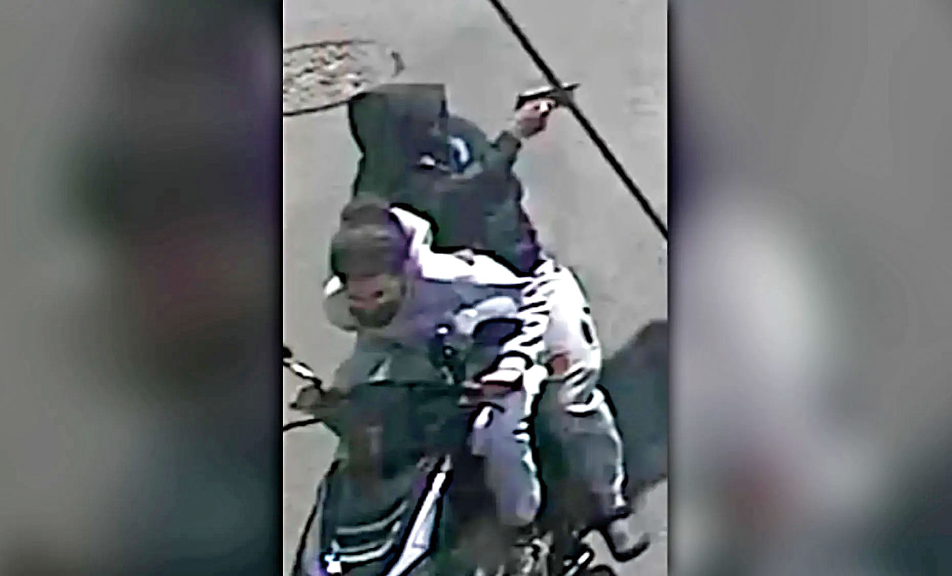 格林從電單車後座開槍,流彈擊中女嬰頭部。 NYPD圖片