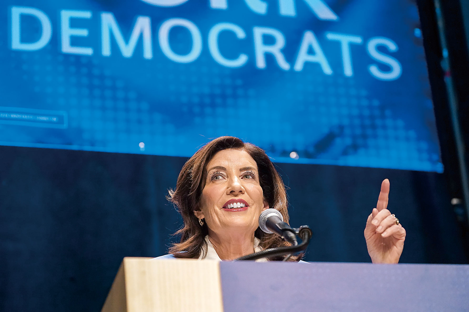 胡楚正考慮與重量級工會組織達成一項潛在協議,允許於2012年後入職的公職人員在55歲退休。 Cindy Schultz/紐約時報