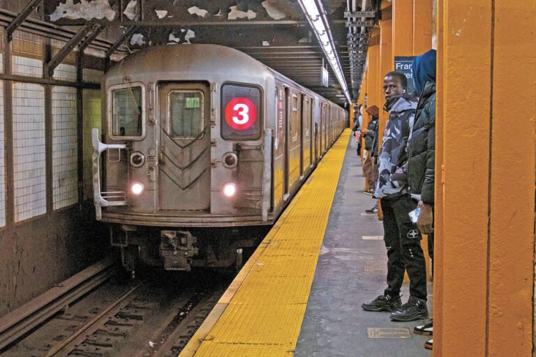 紐約市議會正推動擴大「公平票價」計劃，全額資助低收入者通勤。Dakota Santiago/紐約時報