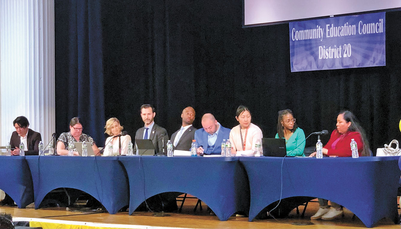 薩繆斯（中）30日出席第20學區教育委員會市政廳活動。張之銘攝