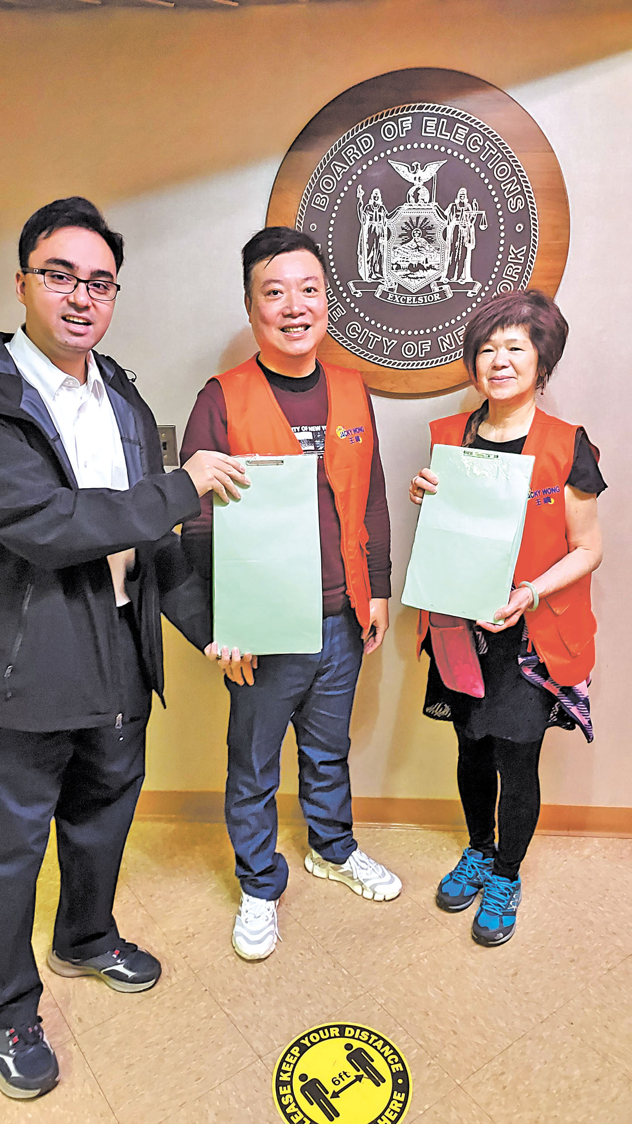 參選第65選區州眾議員的王鏑，在律師陪同向選舉局遞交1,825個連署簽名。