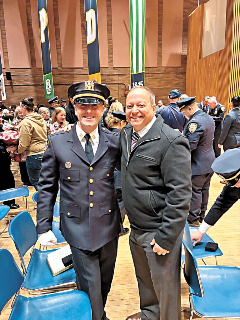 達沙羅（左）獲68分局前局長何華特警司（Chief Joseph Hayward）祝賀。