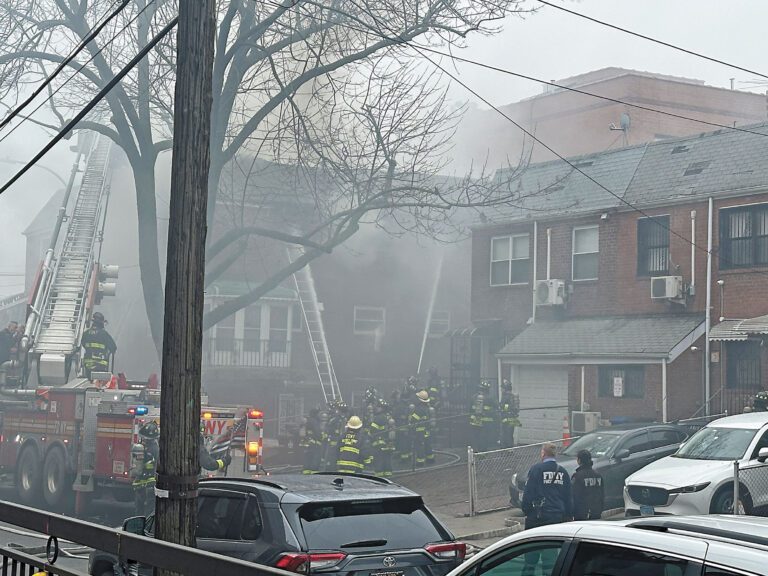 消防人員對此房屋進行救火。