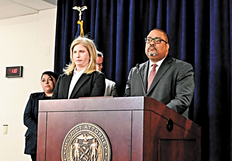 曼哈頓地檢白艾榮與市警務處長蒂施共同宣布對上山派7成員提訴。 地檢辦公室