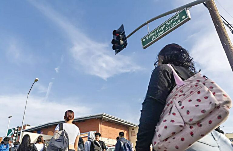 圖為學生在聖弗南度上學途中。UCLA最新研究顯示，洛杉磯縣學生無家可歸人數在一個學年內大幅上升。洛杉磯時報