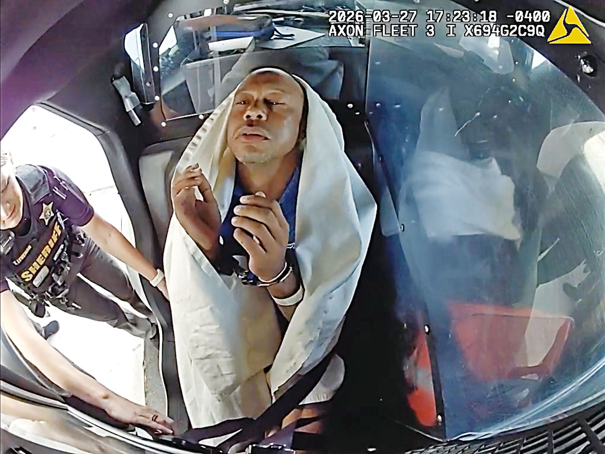 警員隨身攝像頭畫面顯示,當日發生車禍後,活士被固定在警車內送離現場。佛州馬丁縣警局/美聯社