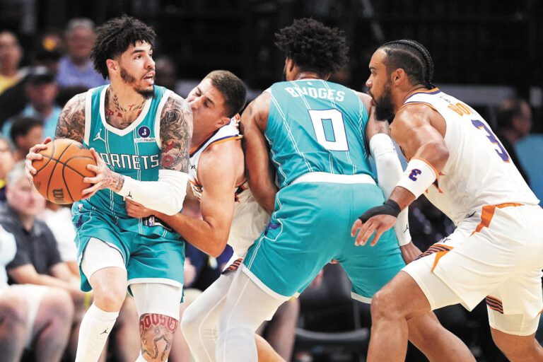 黃蜂和太陽球員激戰。路透社