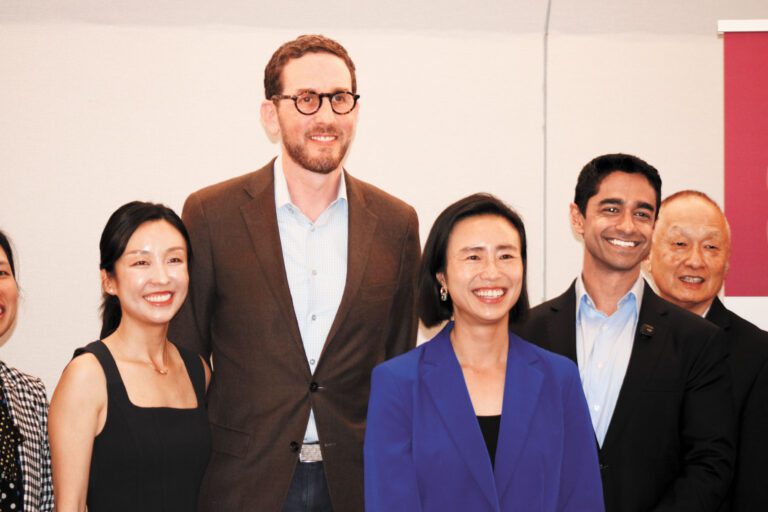 論壇結束後，主辦方與三名候選人合影留念，左起：亞太議會行政主任黃嘉麗、州參議員威善高、市參事陳詩敏、社運人士賽特。記者陳程威攝