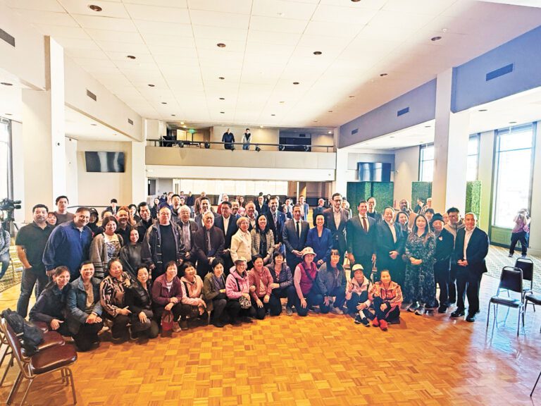 與會嘉賓及社區人士於記者會後合影留念，見證昌記棧正式回歸社區懷抱這歷史性時刻。記者陳程威攝