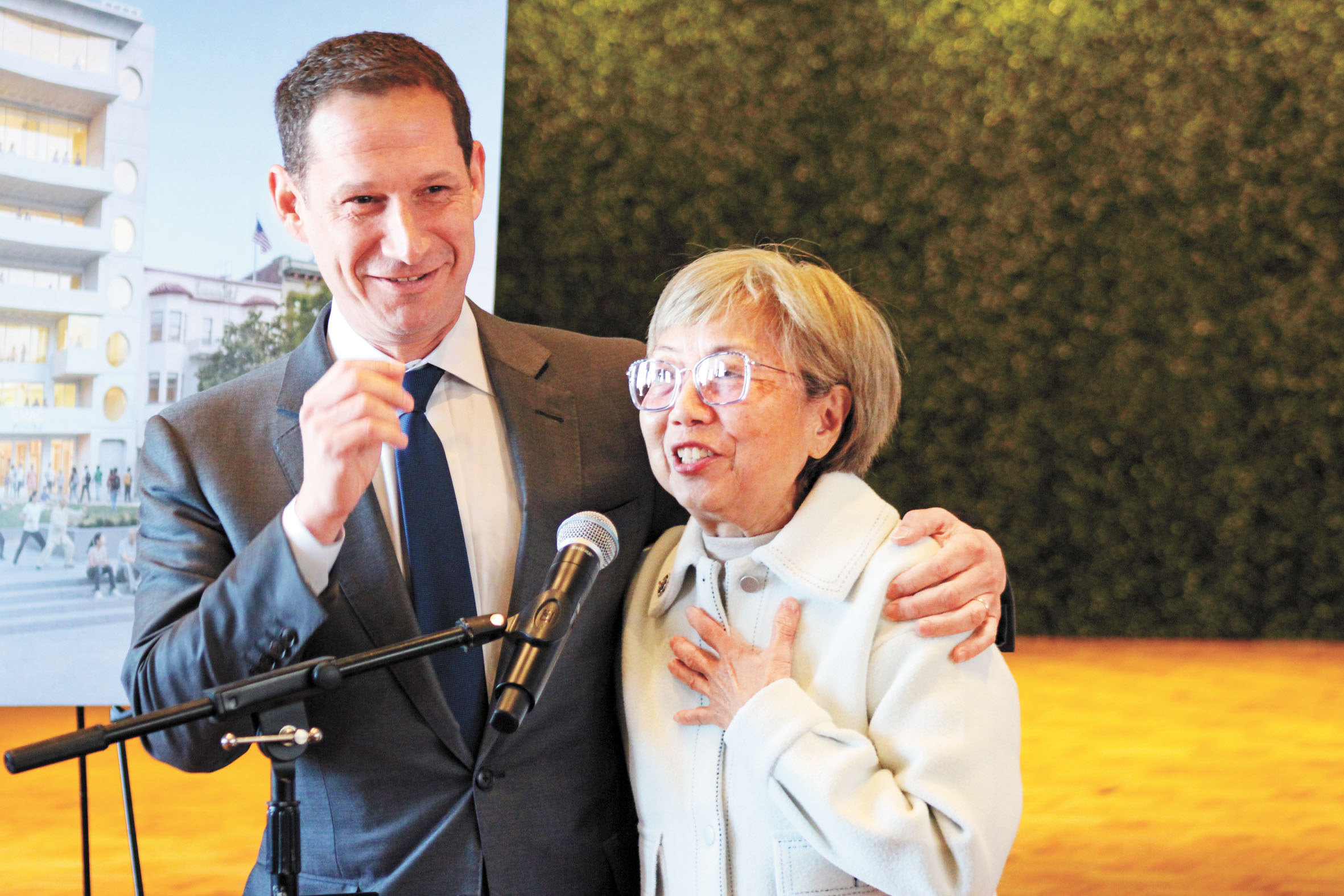 CMAC臨時聯合執行董事鄧式美與三藩市市長羅偉在記者會上相擁,慶賀昌記棧成功收購。記者陳程威攝