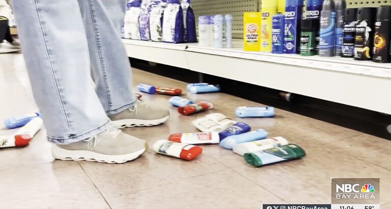 一家商場貨架上的商品在地震時散落一地。NBC電視畫面