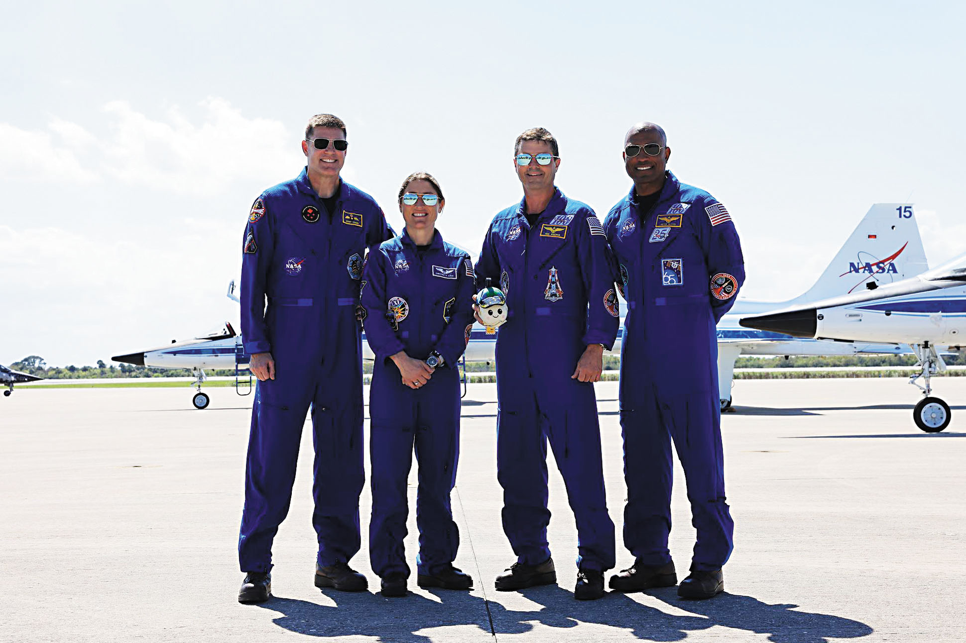 宇航員手拿Lucas Ye與家人製作的「崛起」(Rise)。NASA