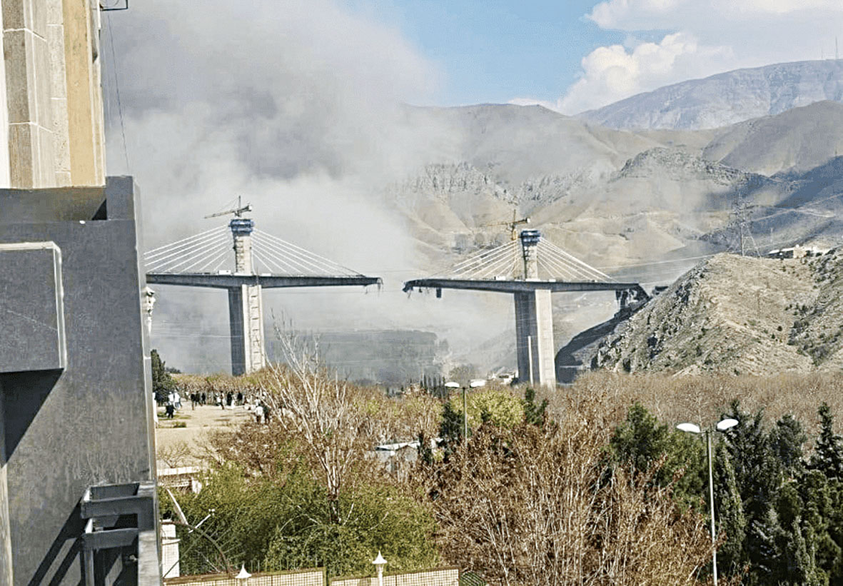 伊朗境內被譽為「中東最高橋樑」的貝伊克公路橋嚴重受損。網上圖片