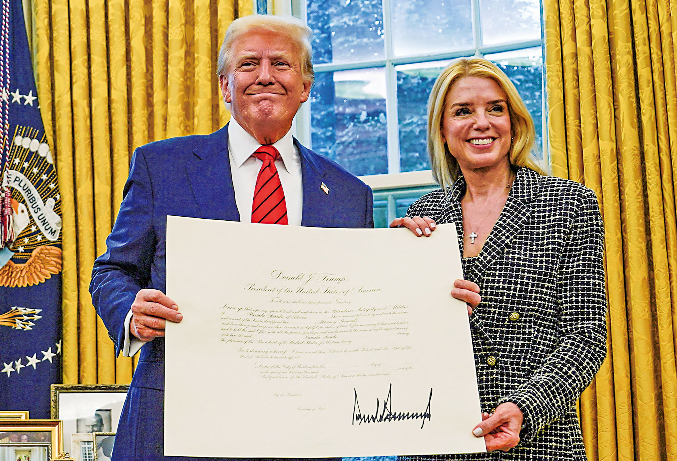 圖為去年2月5日，特朗普與邦迪在白宮舉行的就職典禮上合影。路透社資料圖片