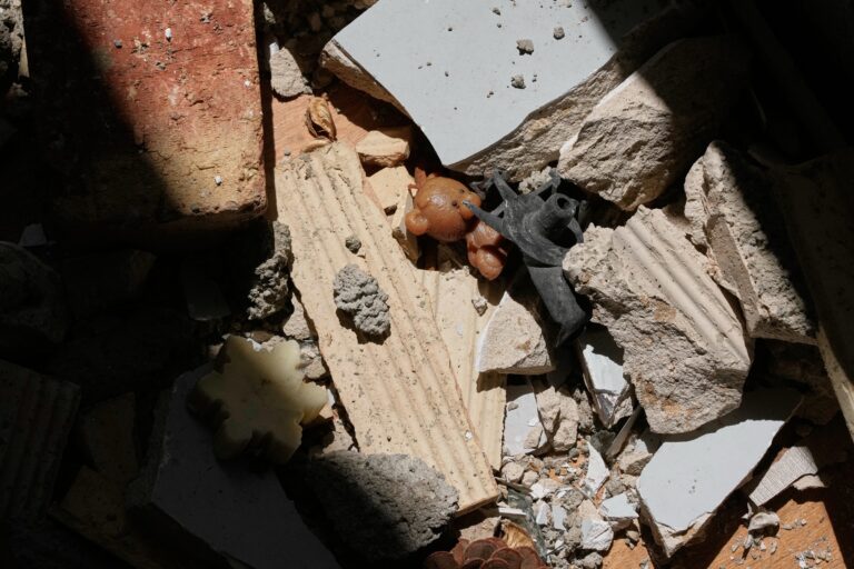 德黑蘭街頭驚見武裝童兵！伊朗招募12歲少年駐守檢查站，11歲男童遇襲亡