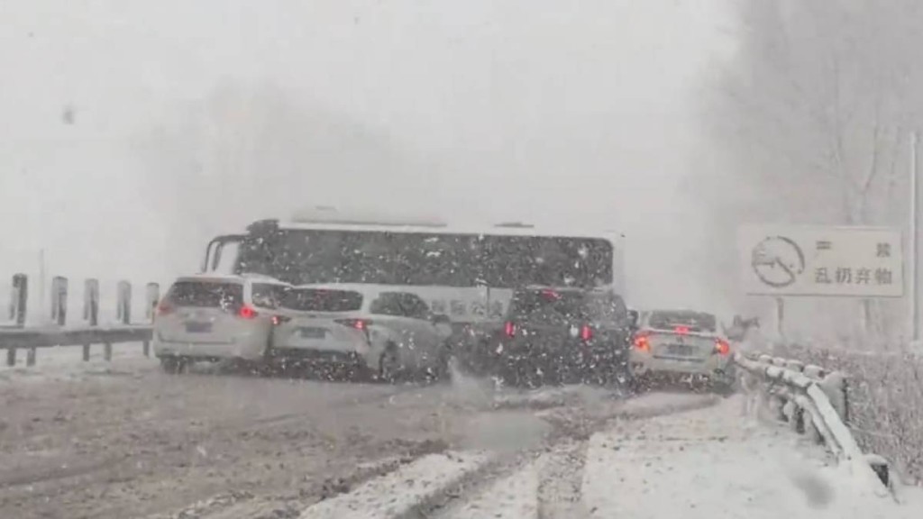 吉林琿烏高速大雪引發連環車禍 數十車相撞 救護車滑落路溝