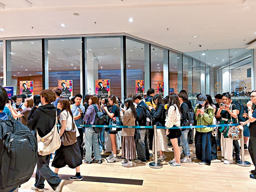 ■這日有上千人排隊入場，場面墟冚。