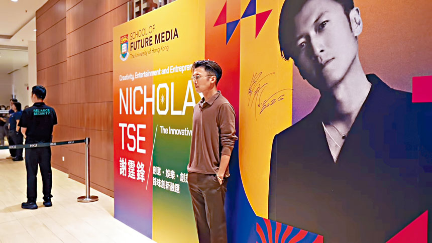 ■入場前霆鋒特別到宣傳廣告板前拍照留念。