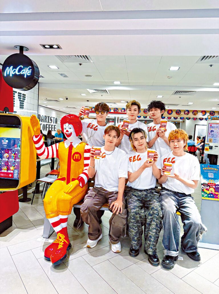 ■Kenny（前左一）夥拍樂隊Locksmiths齊齊派奶茶。