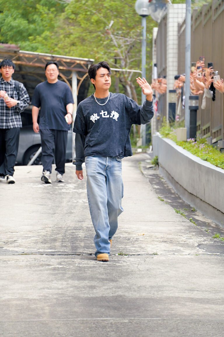 ■AK昨日到電台宣傳新歌，獲大批粉絲在場外支持。