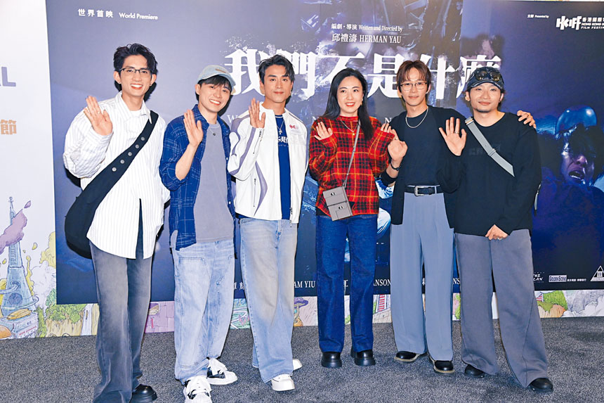 ■AK（左三）前晚出席電影首映，（右起）何啟華、Alton、甘比、Frankie（左二）及Lokman（左一）到場支持。