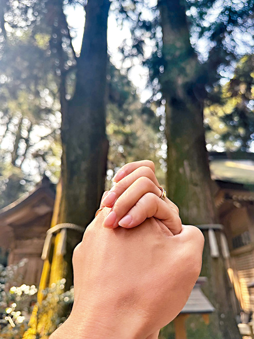 ■內田有紀和柏原崇昨日晒婚戒照片，證實已結婚。