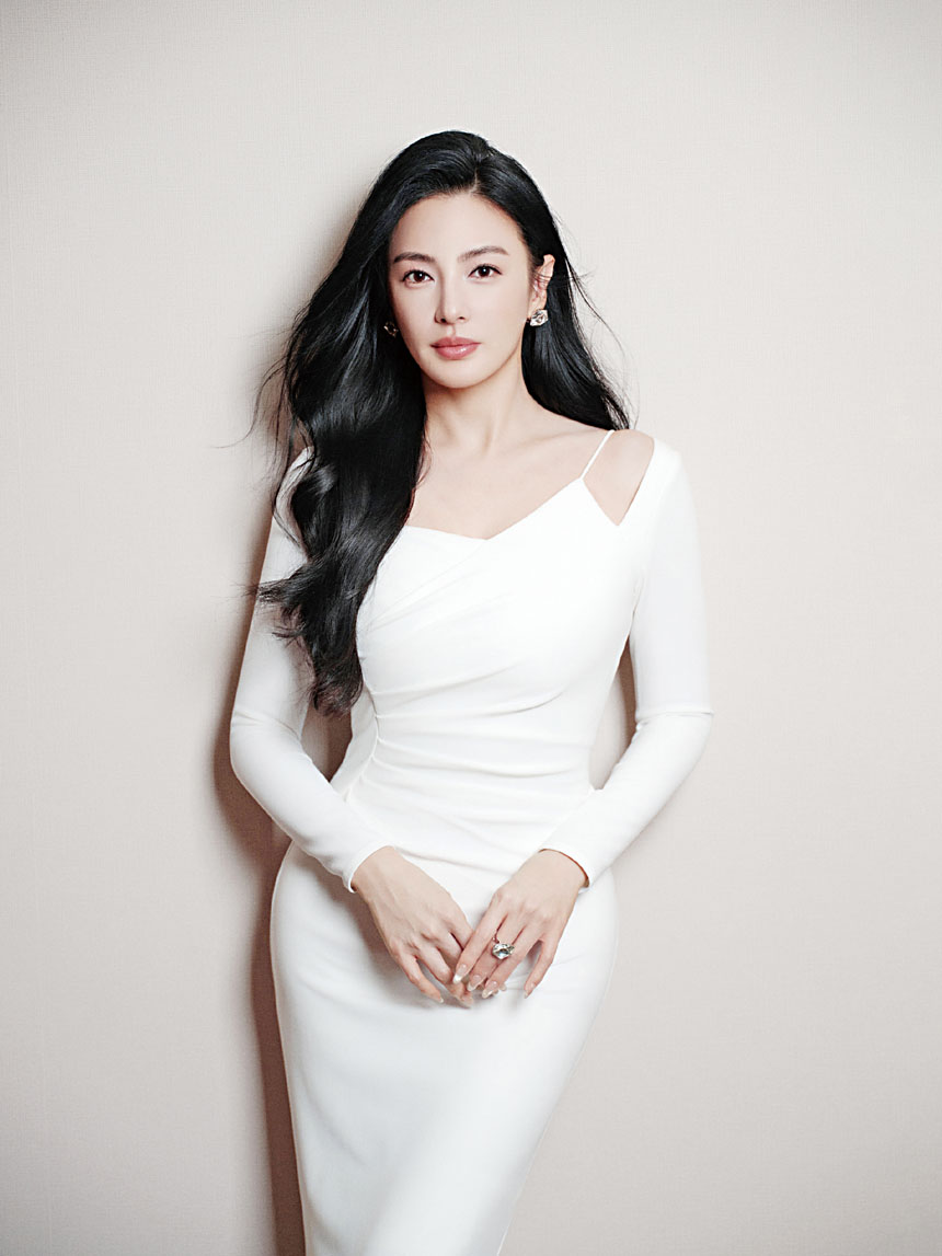 張雨綺 .c2/.c3 張雨綺穿黑色抹胸裙性感優雅。網上圖片