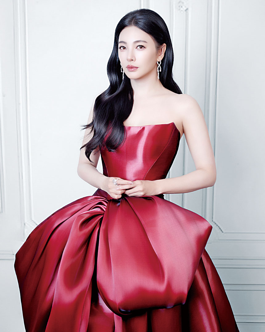 張雨綺膚白貌美，氣質出眾。