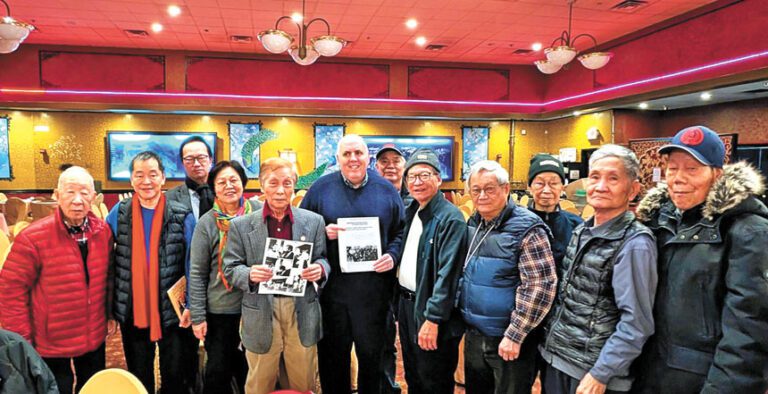 部分茶會參與者合影。 李強攝