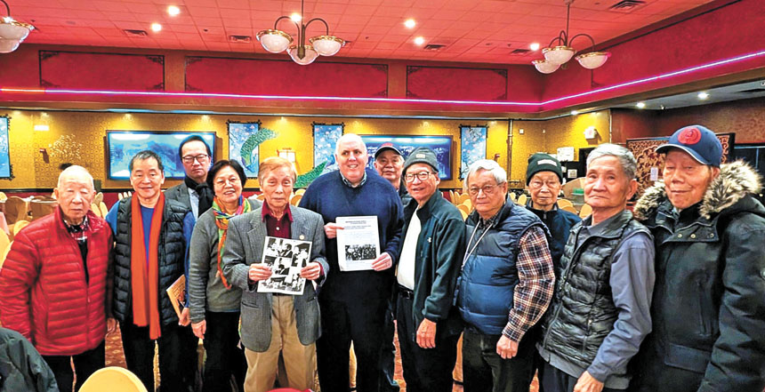 部分茶會參與者合影。 李強攝