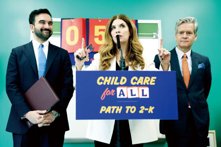 馬姆達尼（左）與朱曼寧（中）的預算談判充滿火藥味。 Heather Khalifa/紐約時報