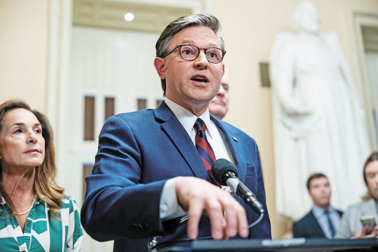 約翰遜簽署了停滯已久的兩黨《小企業創新研究法案》。 Eric Lee/紐約時報