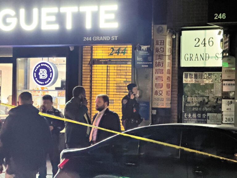 警方對事發地外的整個街道進行了封鎖。