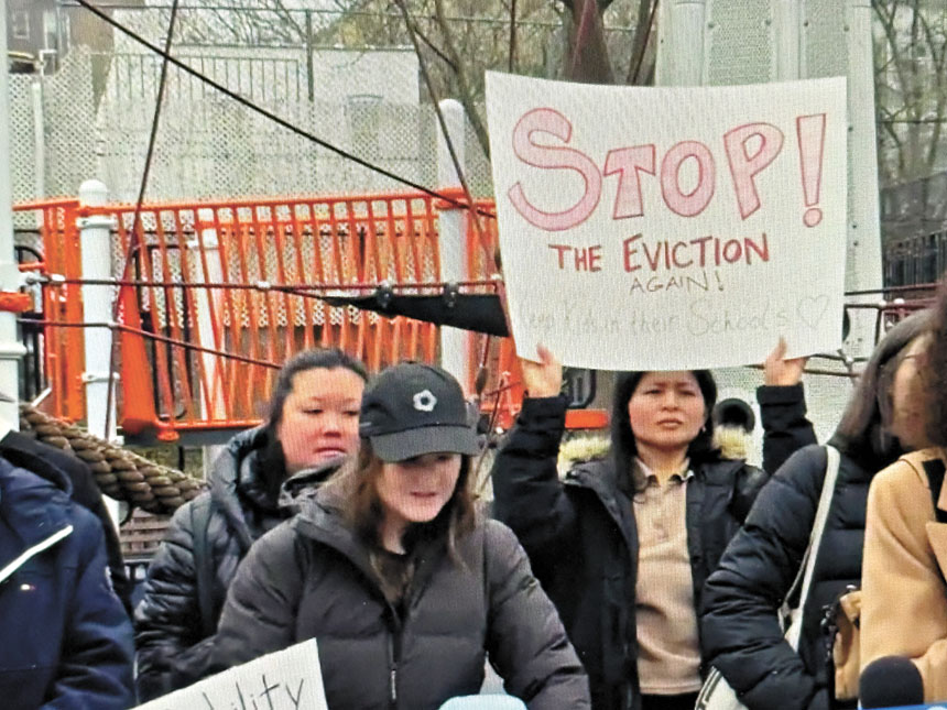 島市市議員元在熙等集會,抗議社會服務署將家庭庇護所改建為單身男性安置點的計劃。
