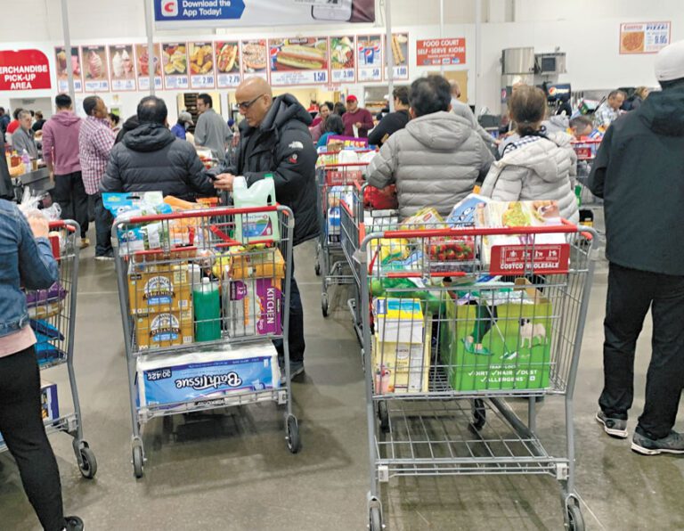 關稅政策重創紐約經濟，各類商品加價，消費者購買意慾大減。