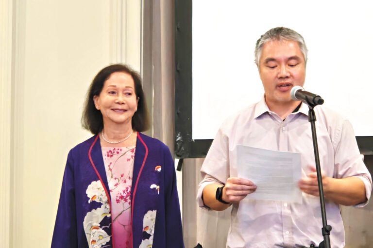 張耀龍（右）現場介紹關南施（左）的資歷。主辦方提供