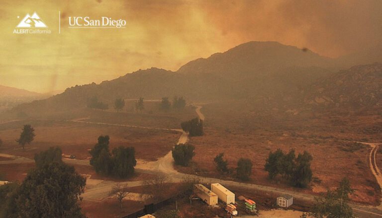 聖地牙哥加州大學山火監測計劃ALERTCalifornia拍攝畫面顯示，山火在河濱縣莫雷諾谷附近推進，濃煙籠罩當地一帶。美聯社